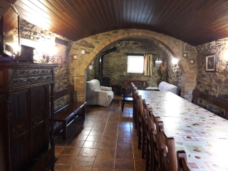 Comedor de la casa con mesa alargada