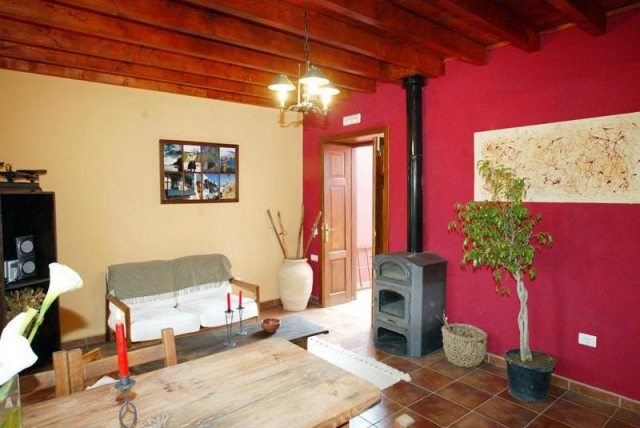 Sala amplia con chimenea