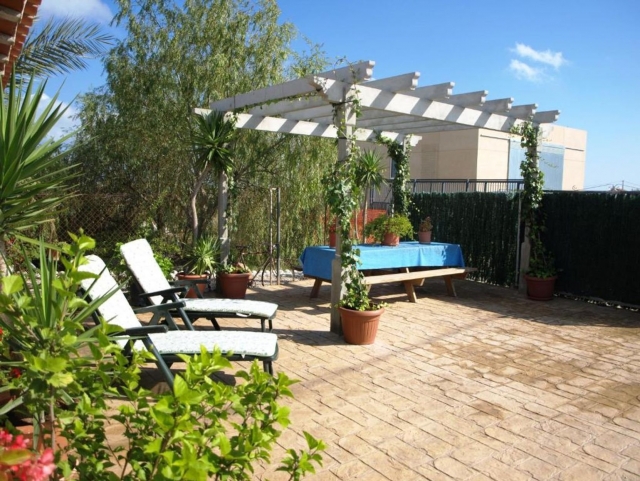Amplio exterior con mesa 