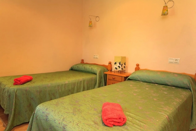 Dormitorio doble y mesilla
