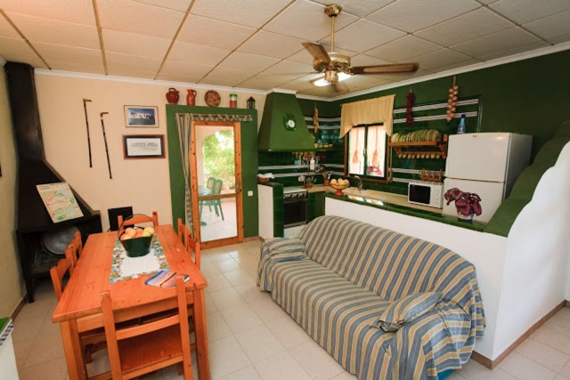 Sala amplia con chimenea
