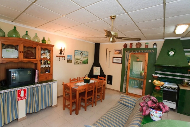 Sala con una chimenea