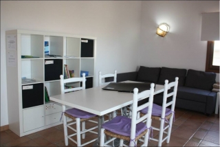 Sala de estar con mesa de comedor