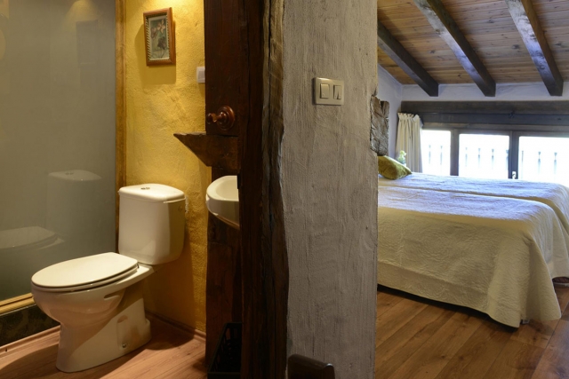 Dormitorio abuhardillado y su bano