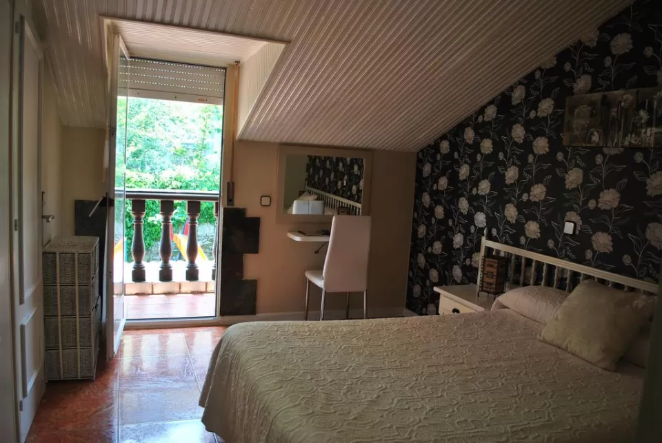 Habitación doble con bañera de hidromasaje y balcón