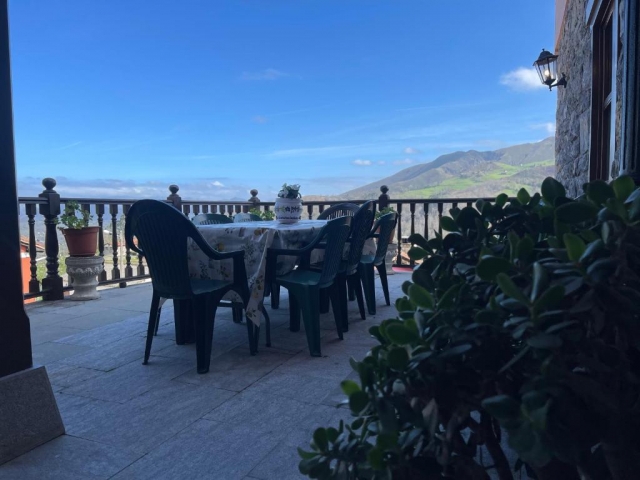 Amplia terraza con mesa