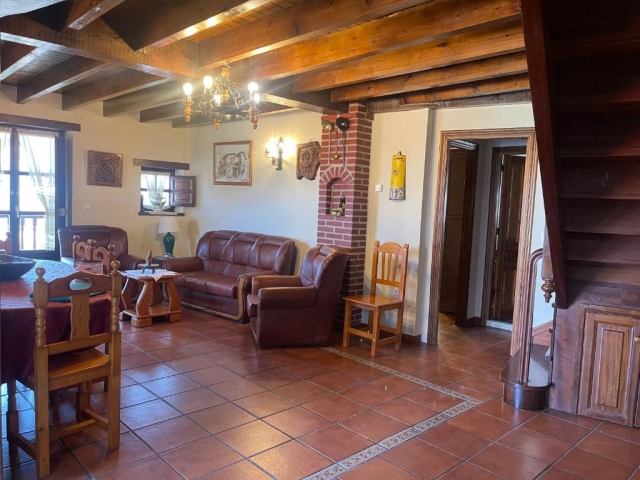 Sala amplia con sillones 