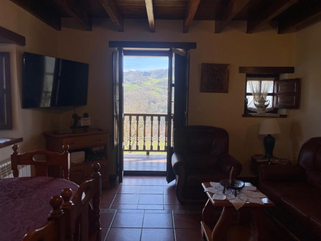 Sala amplia con una terraza