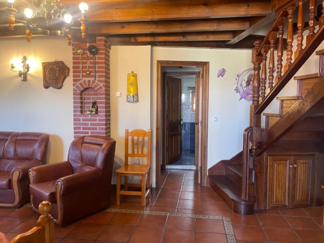 Sala amplia y escaleras 