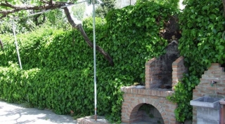 Barbacoa de piedra en el jardín