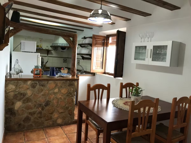Cocina amplia con mesa 