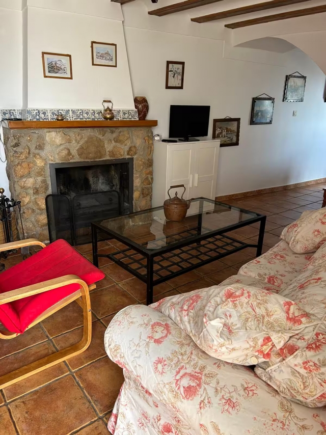 Sala amplia con chimenea 