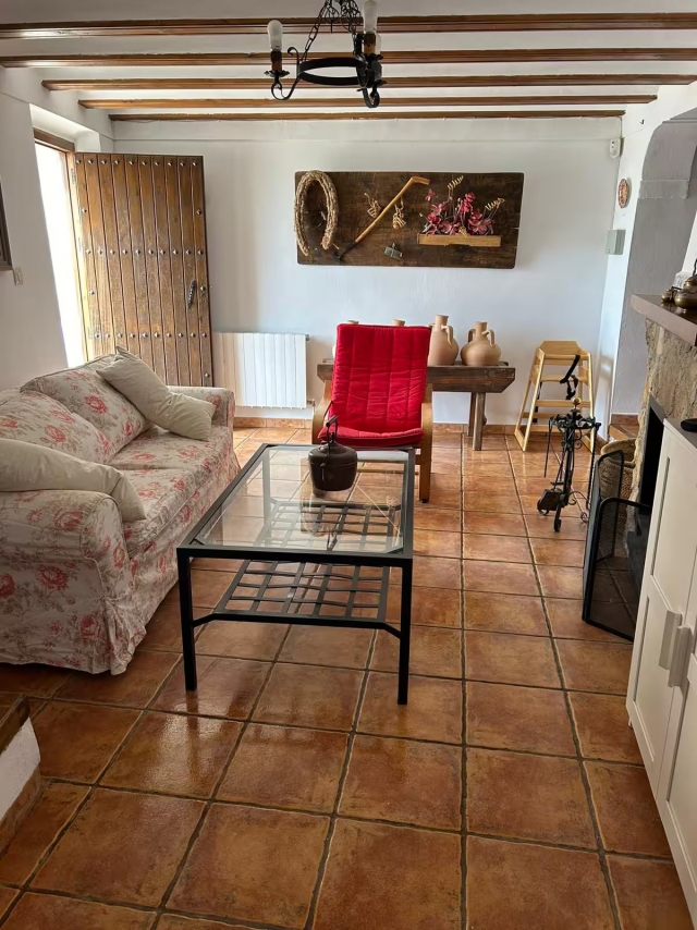 Sala amplia con chimenea
