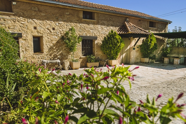 Amplia entrada con patio