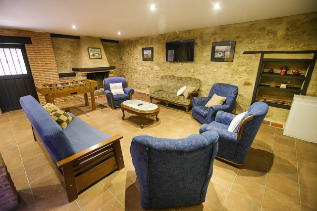 Sala amplia con chimenea