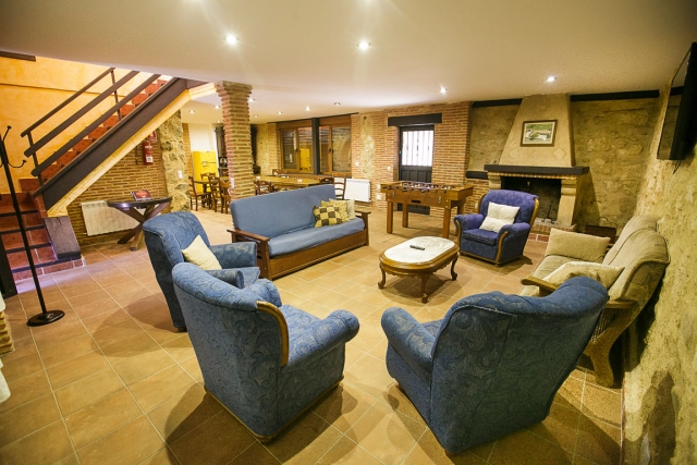 Sala amplia con escaleras