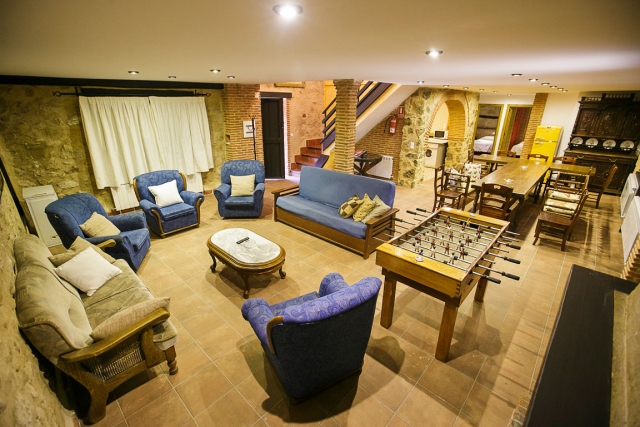 Sala amplia con mesa 