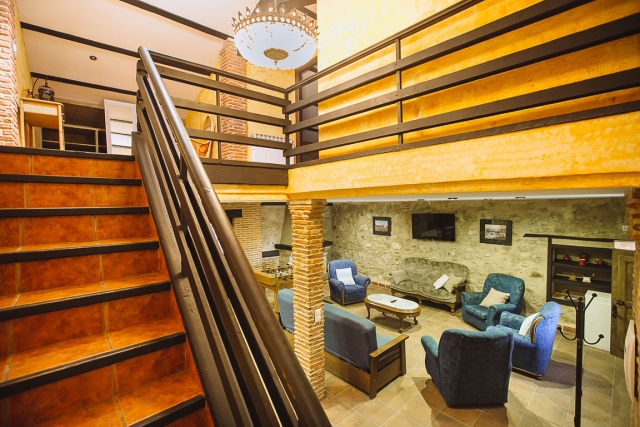 Sala amplia y escaleras