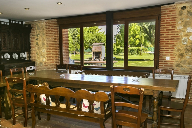 Sala de estar con mesa