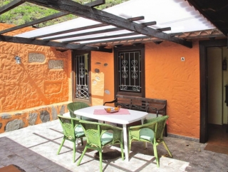 Acceso a la casa con su patio