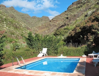 Vistas de la piscina rodeada de hamacas