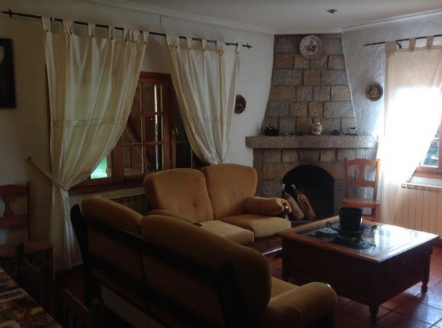 Sala de estar con chimenea en la esquina