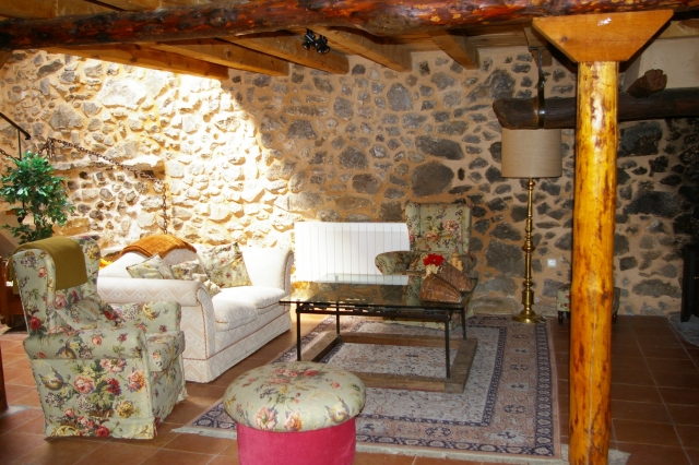 Salon con sofas tapizados