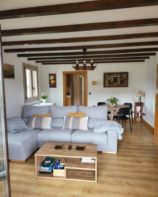 Sala amplia con mesa