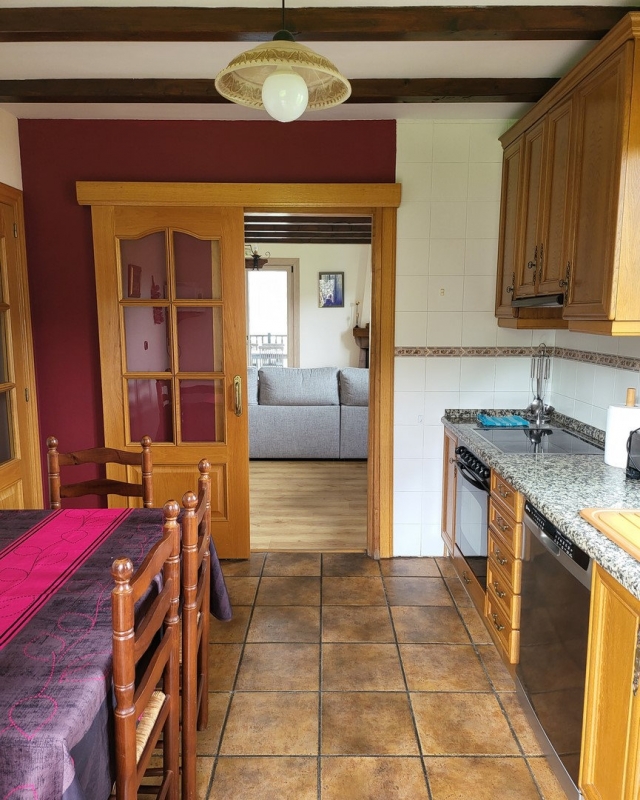 Cocina con mesa