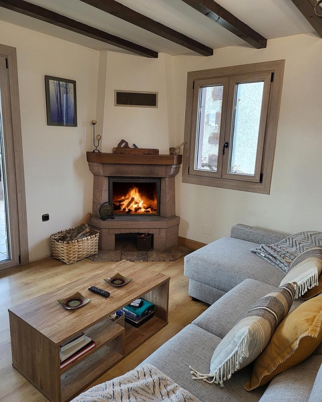 Sala amplia con chimenea