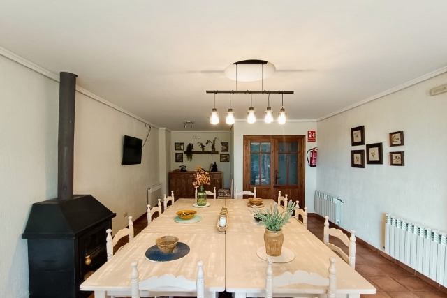 Comedor con chimenea