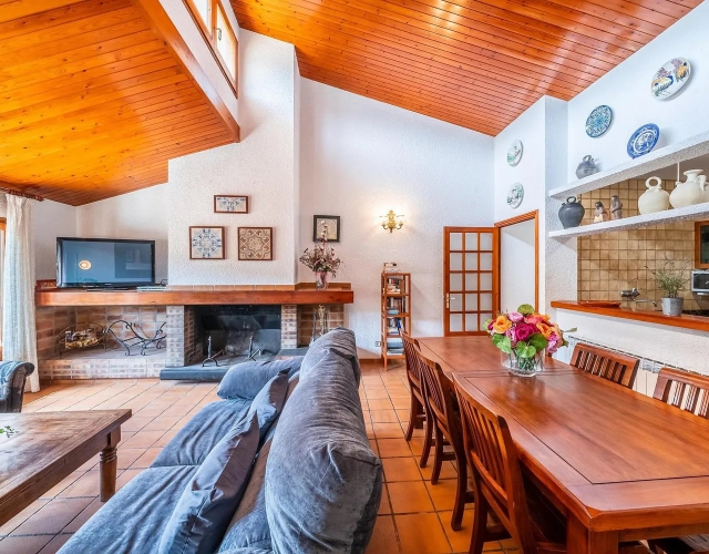 Sala amplia con chimenea