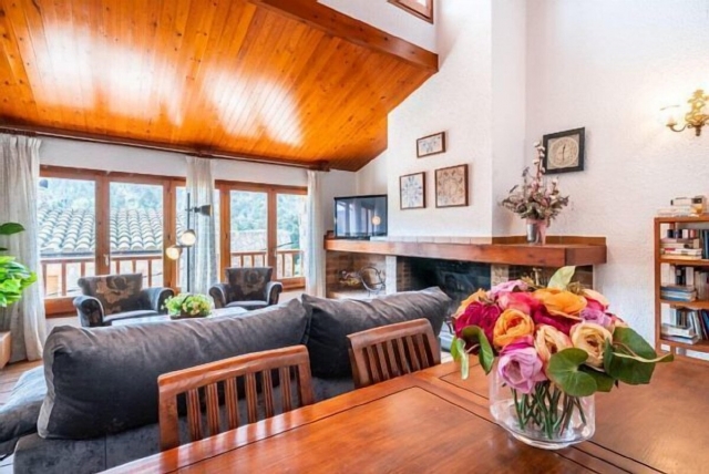 Sala amplia con chimenea