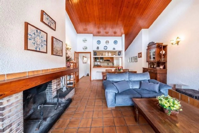 Sala amplia con la chimenea