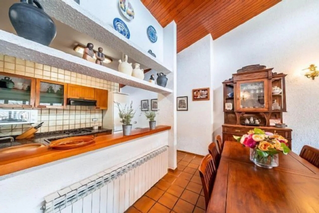 Sala de estar con mesa 