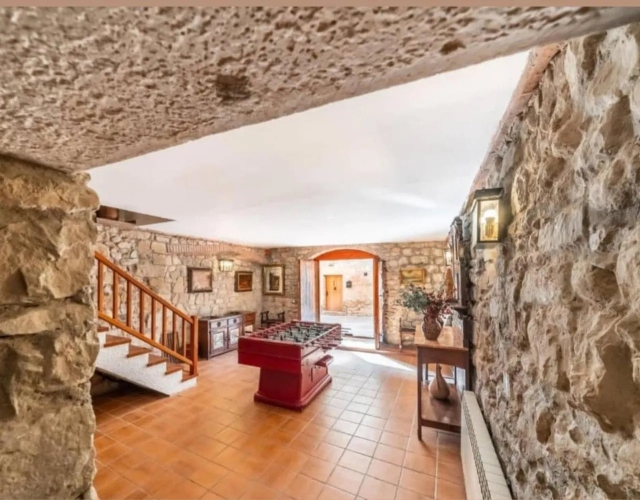 Sala equipada con billar