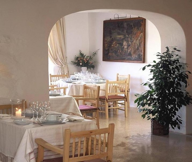 Comedor con mesas y sillas de madera