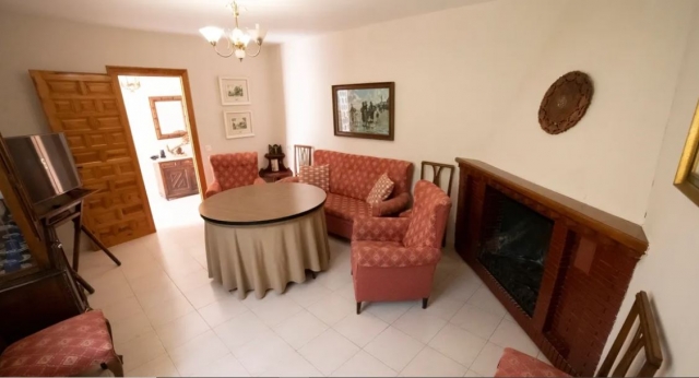 Sala amplia con chimenea