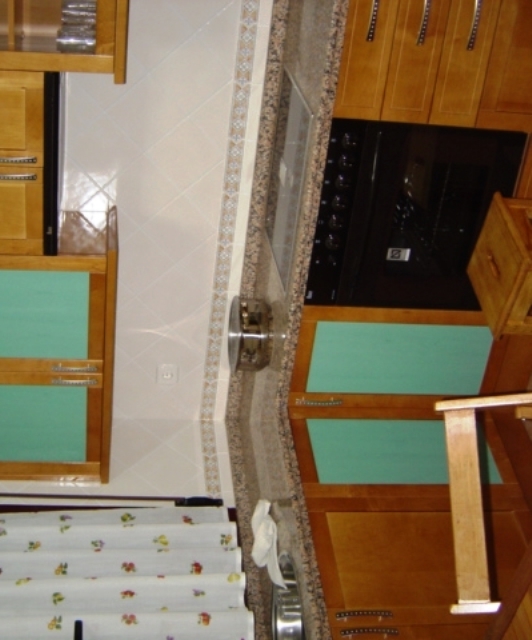 Cocina de madera y muebles verdes