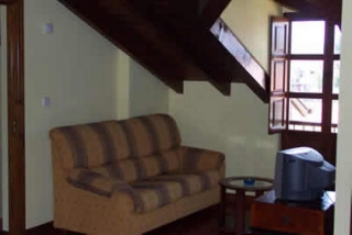 Salón con techo abuhardillado