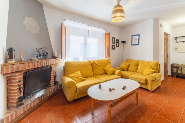 Sala amplia con chimenea