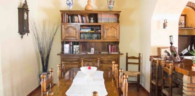 Comedor con mesa grande