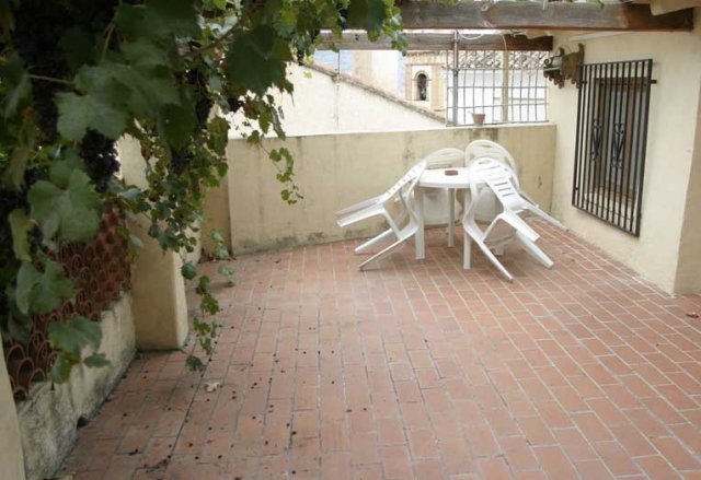 Terraza con mobiliario de jardin