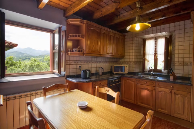 Cocina amplia con ventana