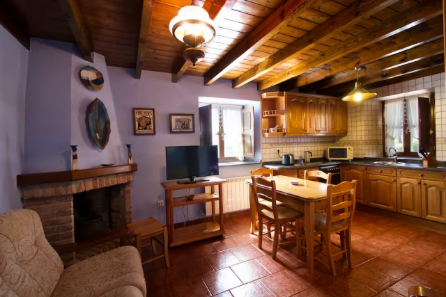 Sala amplia con chimenea