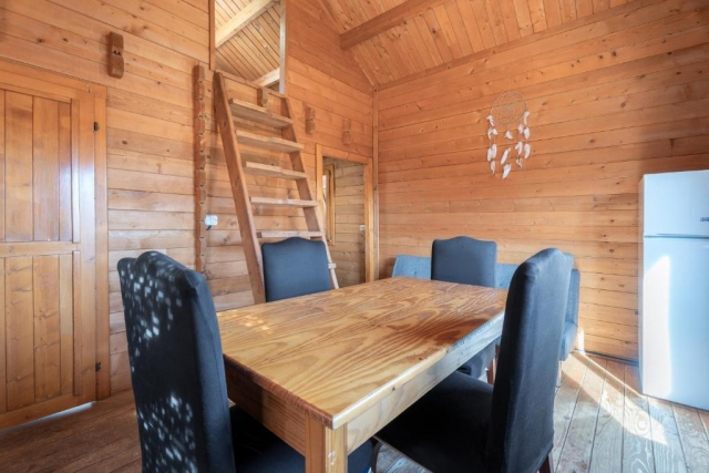 Barraca comedor con mesa