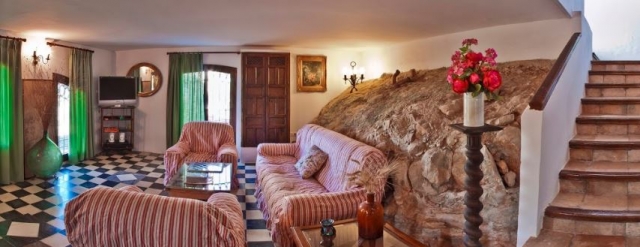 Cama de matrimonio en habitacion con balcon
