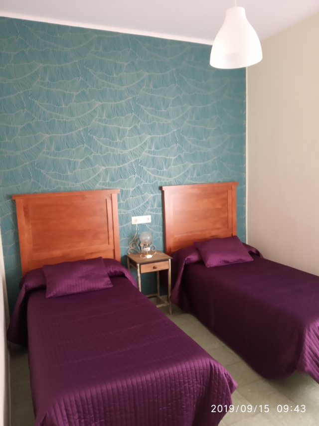 Dormitorio con cama de matrimonio