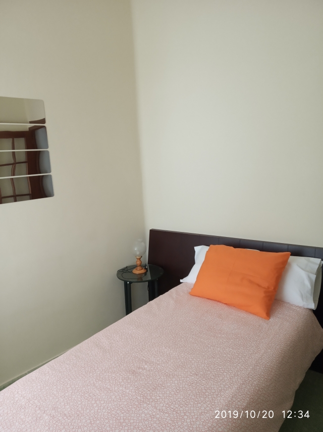 Dormitorio con cama de matrimonio con techos de madera