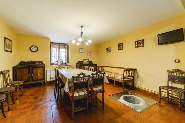 Comedor amplio con mesa